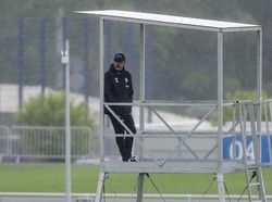 Pelatih Schalke 04 David Wagner memantau anak buahnya berlatih.