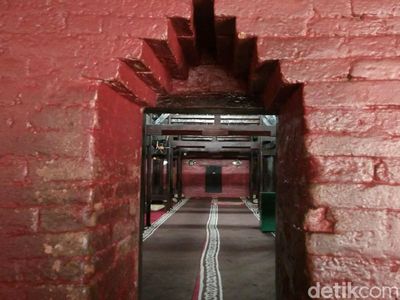 Mengenal Masjid Agung Sang Cipta Rasa di Kota Udang