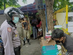 Hari Ketiga PSBB Surabaya, Masih Banyak Warga Cangkruk di Warkop