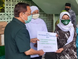 Paguyuban Masyarakat Tionghoa Serahkan Bantuan ke Muslimat Jatim