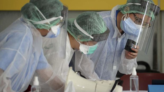 Tiga petugas medis mengenakan alat pelindung diri lengkap di Rumah Sakit Umum Pusat Nasional (RSUPN) Dr. Cipto Mangunkusumo, Jakarta, Kamis (30/4/2020). Berdasarkan data pemerintah, jumlah kasus positif COVID-19 di Indonesia per Kamis (30/4) secara kumulatif mencapai 10.118 orang atau bertambah sebanyak 347 kasus dari hari sebelumnya, sementara jumlah pasien sembuh mencapai 1.522 orang dan jumlah pasien meninggal sebanyak 792 orang. ANTARA FOTO/Aditya Pradana Putra/aww.