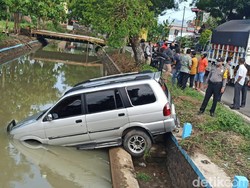 Banting Setir Hindari Pemotor, Mobil di Ponorogo Tercebur Sungai