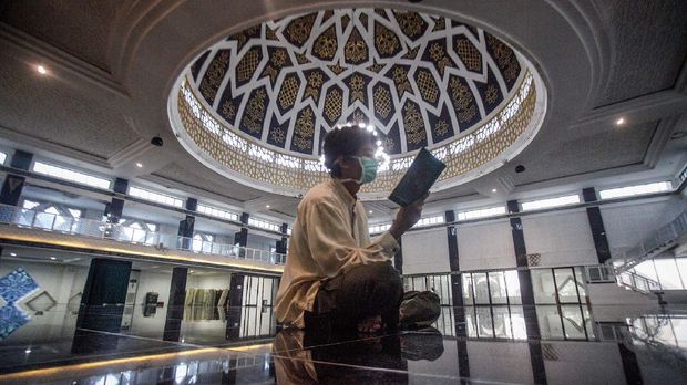 Umat muslim melakukan tadarus Al Quran di Masjid Baitul Faizin, Cibinong, Bogor, Jawa Barat, Kamis (30/4/2020). Umat muslim memperbanyak amalan dan ibadah pada bulan suci Ramadhan dengan memperbanyak shalat sunah, zikir, dan tadarus Al Quran. ANTARA FOTO/Yulius Satria Wijaya/aww.