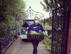 Saat Jose Mourinho Kirim Makanan ke Orang yang Membutuhkan