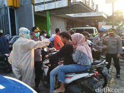 Petugas Ber-hazmat Razia Warga Bandel Saat PKM di Semarang