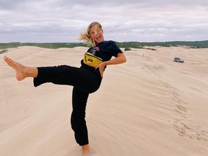 Wanita Dihujat, Tantang Polisi untuk Menangkapnya Karena Berjemur di Pantai