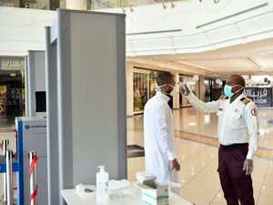 Arab Saudi Buka Kembali Pusat Perbelanjaan dengan Pengawasan Ketat