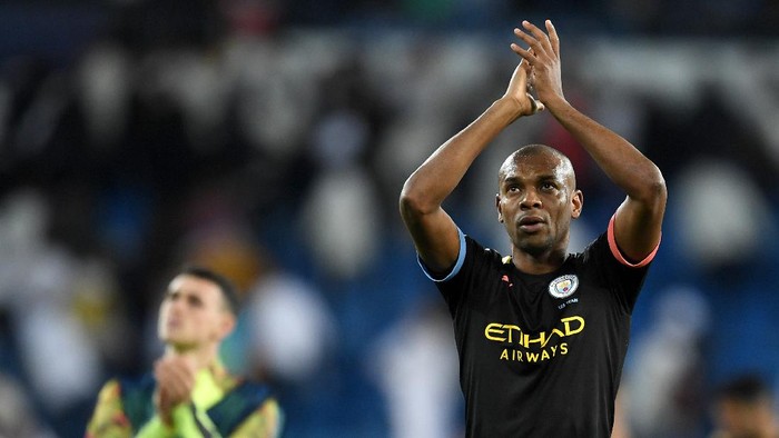 MADRID, SPAIN - FEBRUARY 26: Fernandinho of Manchester City applauds fans after the UEFA Champions League round of 16 first leg match between Real Madrid and Manchester City at Bernabeu on February 26, 2020 in Madrid, Spain. (Photo by David Ramos/Getty Images)
