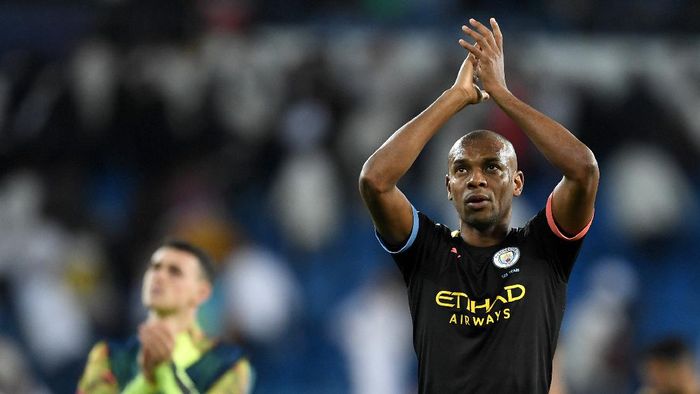 Fernandinho MADRID, SPAIN - FEBRUARY 26: Fernandinho of Manchester City applauds fans after the UEFA Champions League round of 16 first leg match between Real Madrid and Manchester City at Bernabeu on February 26, 2020 in Madrid, Spain. (Photo by David Ramos/Getty Images)