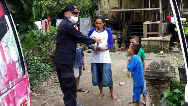 Aksi Berbagi Nasi Bungkus di Padang