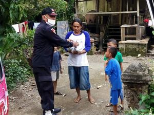 Aksi Berbagi Nasi Bungkus di Padang