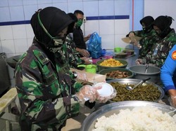 Pandemi Corona, Seskoau Berbagi Makanan Buka Puasa di Lembang Bandung