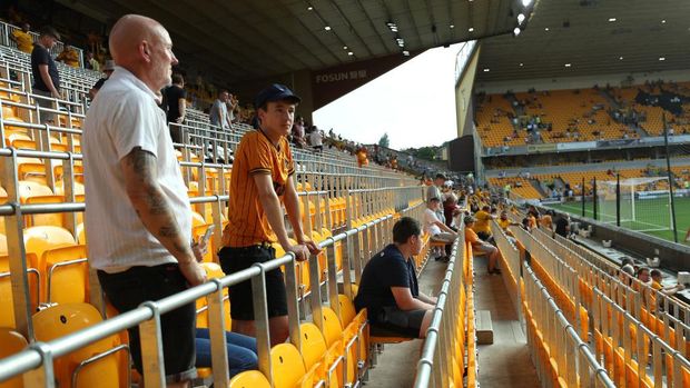 Tribun berdiri dengan barrier seat di Stadion Molineux, Wolverhampton.