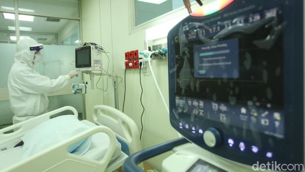 Petugas medis mempersiapkan ruangan yang akan digunakan untuk pasien COVID-19 di Rumah Sakit Cipto Mangunkusumo (RSCM), Jakarta, Kamis (30/4/2020). Peralatan medis ini didatangkan oleh CT Corp, bersama Bank Mega serta dukungan Indofood dan Astra Group.