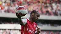 Pertama adalah Thierry Henry, yang bisa menjadi juara di tiga ajang bergengsi itu. Ia sempat memenangkan gelar Piala Dunia di Timnas Prancis pada 1998, kemudian juara Premier League di Arsenal, serta membantu Barcelona juara Liga Champions. (Foto: (Getty Images)