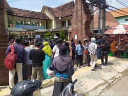 Puluhan Pemohon Adminduk Nekat Berkerumun di Tengah Wabah Corona