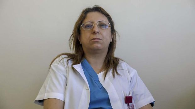 Israeli Arab doctor Khitam Hussein, head of the COVID-19 response division at the Rambam Hospital near Haifa in northern Israel, poses for a photo during an interview at the medical center, on April 16, 2020. - Each morning since February, Israeli Arab doctor Khitam Hussein has woken up before dawn to rush to a job on the frontline of the country's fight against the novel coronavirus. Hussein, 44, has emerged as a prominent member of Israel's often marginalised Arab community which is now playing an essential role in confronting an unprecedented health crisis. She heads the outbreak response at the Rambam Hospital near Haifa, the largest hospital in northern Israel, and has been working 12 hour days for months. (Photo by Ahmad GHARABLI / AFP)