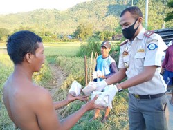 KKP Bagikan Nasi Ikan untuk Berbuka Puasa Sampai ke Warga Perbatasan
