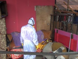 Demam-Sesak Napas, Tukang Parkir di Samarinda Dijemput Relawan Ber-Hazmat