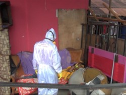 Demam-Sesak Napas, Tukang Parkir di Samarinda Dijemput Relawan Ber-Hazmat