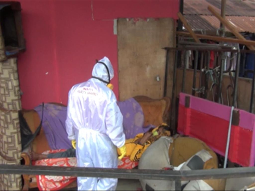 Demam-Sesak Napas, Tukang Parkir di Samarinda Dijemput Relawan Ber-Hazmat Demam-Sesak Napas, Tukang Parkir di Samarinda Dijemput Relawan Ber-Hazmat