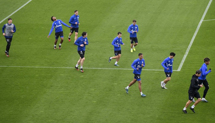 Liga Jerman Siap Digelar, Schalke 04 Mulai Berlatih Liga Jerman diwacanakan akan kembali digelar 9 Mei mendatang. Sejumlah klub telah berlatih ringan, salah satunya adalah FC Schalke 04.
