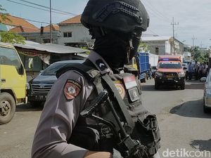 Densus 88 Geledah Tempat Kerja Terduga Teroris, Sejumlah Barang Diamankan