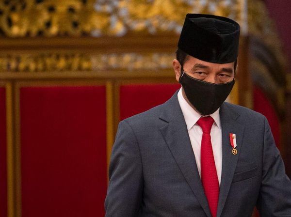 Gaya Jokowi Bermasker saat Lantik Ketua MA-Hakim MK