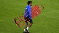 Weston McKennie tampak membawa sarana latihan.