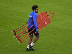 Weston McKennie tampak membawa sarana latihan.
