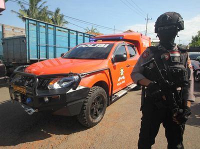 Densus 88 Geledah Gudang Ekspedisi di Surabaya