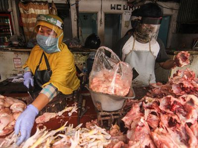Cegah Corona, Pedagang Daging juga Pakai Pelindung Wajah