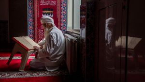 Umat Muslim Dunia Berburu Pahala Membaca Quran di Bulan Ramadhan