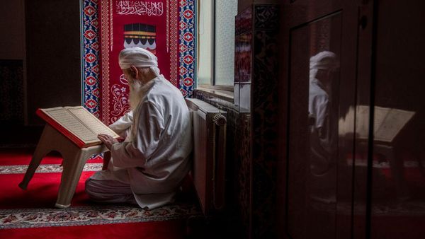 Umat Muslim Dunia Berburu Pahala Membaca Quran di Bulan Ramadhan