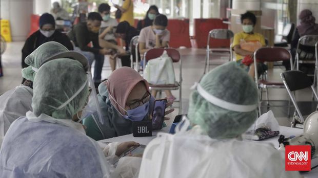 Petugas membantu salah satu kerabat untuk menghubungi pasien melalui layanan panggilan video di Rumah Sakit Umum Pusat Nasional (RSUPN) Dr. Cipto Mangunkusumo, Jakarta, Kamis, 30 April 2020. Pihak rumah sakit menyediakan fasilitas Pojok Sahabat kepada warga yang ingin menghubungi pasien suspect maupun positif terinfeksi virus corona yang tidak memiliki atau tidak mampu mengoperasikan alat komunikasi. CNNIndonesia/Adhi Wicaksono