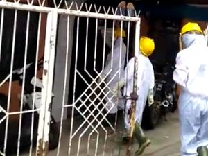 Video Petugas Medis Ber-APD Sambangi Indekos di Bandung Video Petugas Medis Ber-APD Sambangi Indekos di Bandung