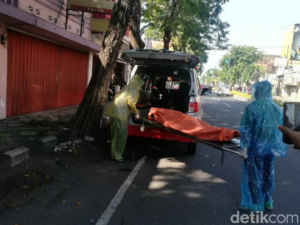 Warga Sidoarjo Meninggal Usai Olahraga Dievakuasi Petugas Berbaju APD Warga Sidoarjo Meninggal Usai Olahraga Dievakuasi Petugas Berbaju APD