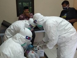 2 Anggota DPRD Lamongan Tes COVID-19 Pakai Alat yang Dibeli dari Korsel