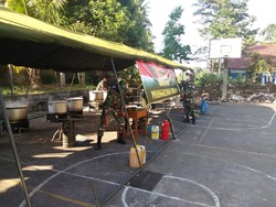 Kodim Bangli Buka Dapur Umum Sediakan Makanan Warga Desa yang Diisolasi