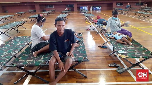 Hendi (35) beserta istri, 3 anak, dan 1 mertuanya. Ditampung dari Kamis malam