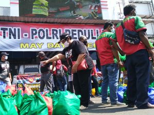 May Day, Buruh Bagikan Sembako ke Temannya yang Di-PHK