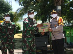 Kapolresta Jayapura Salurkan Bantuan ke Personel Satgas Pamtas RI-PNG