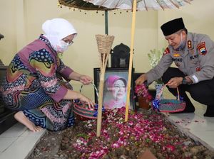 Dipromosikan Jadi Kabaintelkam, Kapolda Jateng Nyekar ke Makam Ibu Jokowi
