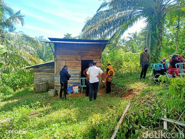 Gubernur Bengkulu saat mengunjungi rumah Nek Ngatirah yang tinggal sebatang kara (Hery Supandi/detikcom) Gubernur Bengkulu Rohidin Mersyah saat mengunjungi rumah Nek Ngatirah yang tinggal sebatang kara (Hery Supandi/detikcom)
