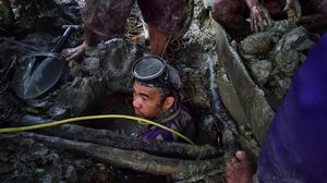 Bernafas dalam Lumpur ala Penambang Emas Tradisional