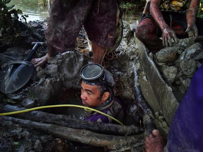 Bernafas dalam Lumpur ala Penambang Emas Tradisional