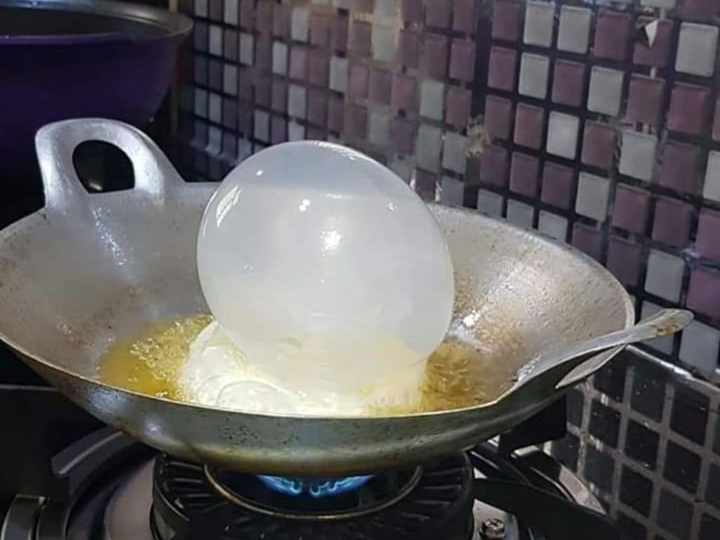 Kocak! Netizen Ini Bikin Telur Ceplok Tapi Malah Jadi Balon Besar