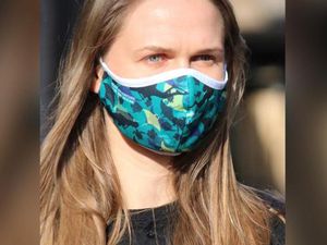 Jempol! Sekelompok Penyelam Buat Masker dari Limbah Plastik