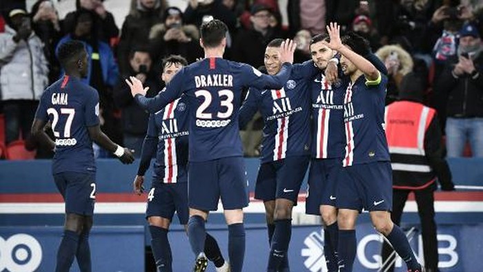 Paris Saint-Germains French forward Kylian Mbappe (3RDR) is congratulated by teammates after scoring a goal during the French L1 football match between Paris Saint-Germain (PSG) and Dijon, on February 29, 2020 at the Parc des Princes stadium in Paris. (Photo by STEPHANE DE SAKUTIN / AFP)