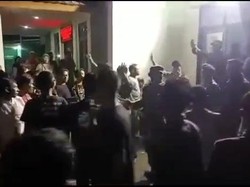 Minta Kejelasan Status Jenazah Kiriman, Warga Geruduk Kantor Camat